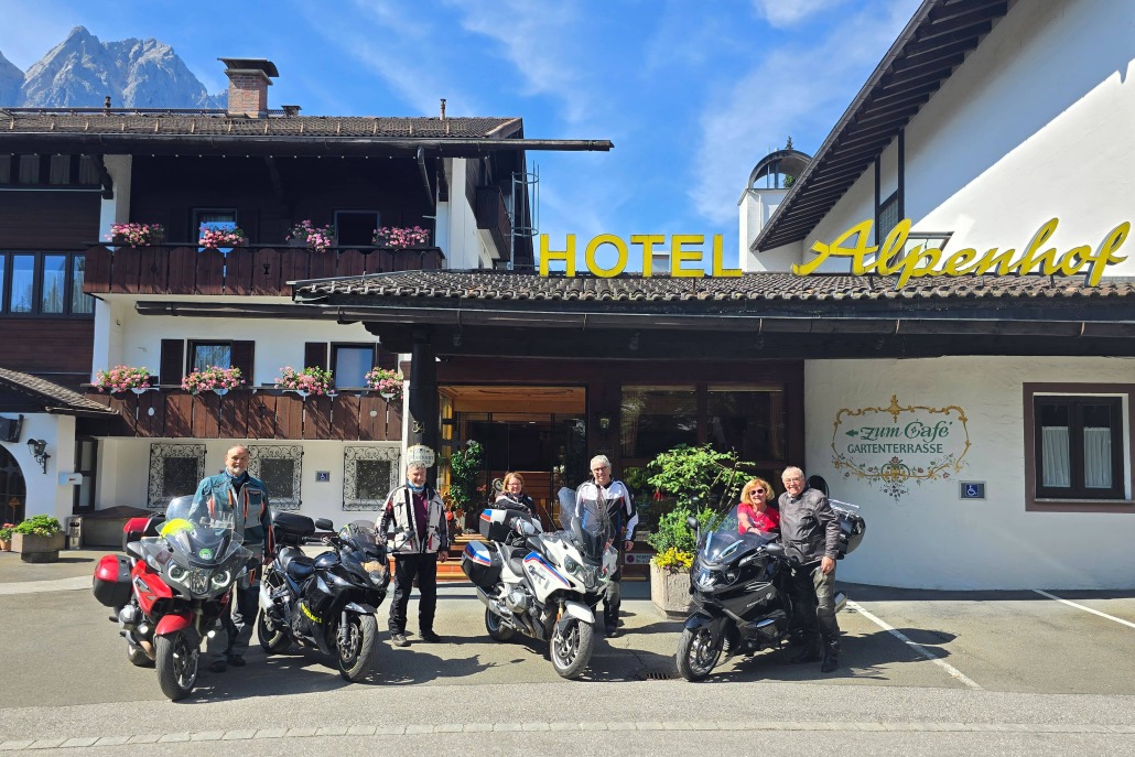 Personen mit ihren Motorrädern vor dem Alpenhof Grainau