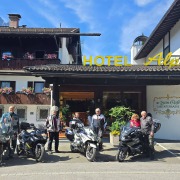 Personen mit ihren Motorrädern vor dem Alpenhof Grainau