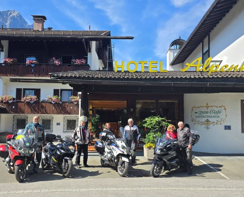 Personen mit ihren Motorrädern vor dem Alpenhof Grainau