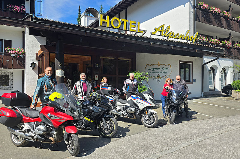 Viele Motorradfahrer vor dem Alpenhof Grainau