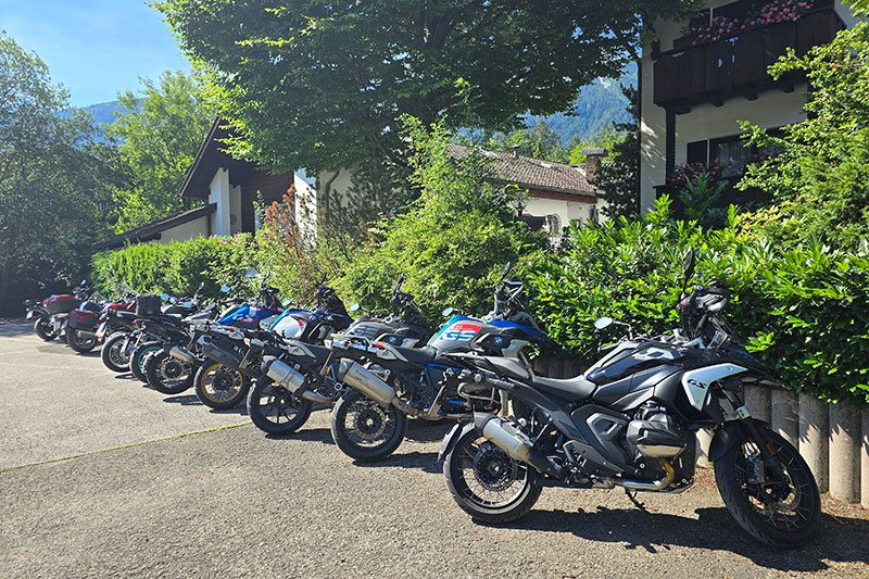 Motorräder vor dem Alpenhof Grainau zu den BMW Biker-Days 2024