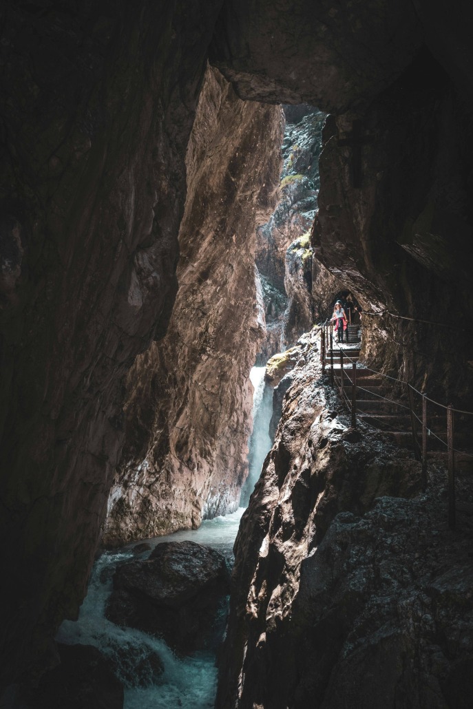 Blick in die Höllentalklamm mit rauschendem Wasser